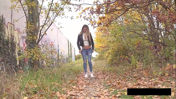 Venturous Vanessa Piss In Public