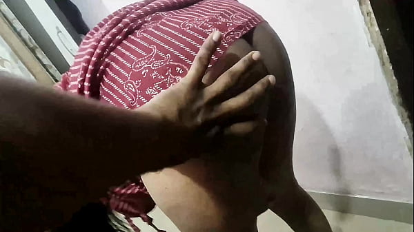 गांड दिखा के सफाई कर रही नौकरानी पिंकी को धकापेल चोदा