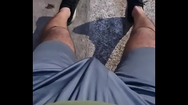 ESPERANDO O ÔNIBUS NO PONTO