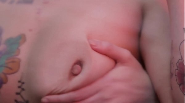 GIOVANA BOMBOM EM UM MENAGE LÉSBICO QUENTE COM DUAS GOSTOSAS TATUADAS