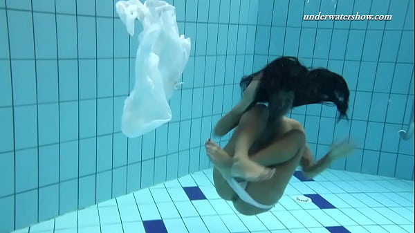 Zuzanna And Lucie Lip Play Underwater