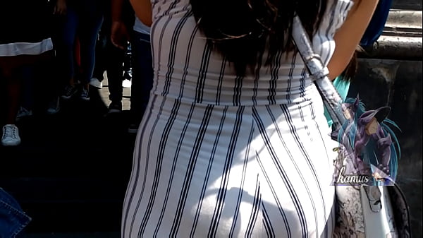 Hermosa Nalgona Marcando Calzón