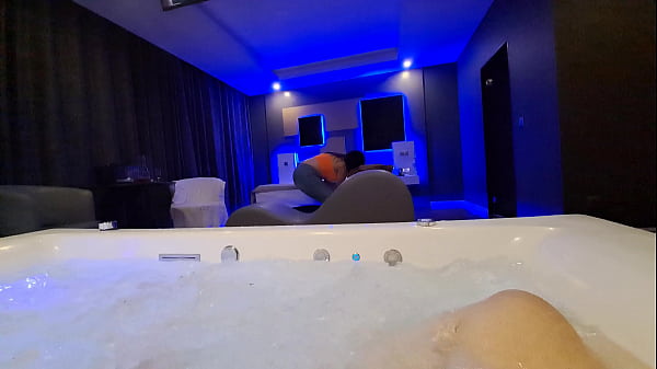 Motel Housekeeper Drills On The Jacuzzi For 20 Grinds