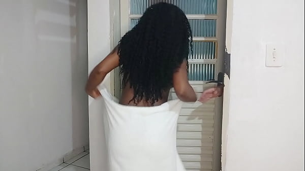 Minha Toalha Caiu Bem Na Frente Do Meu Vizinho, Putz Ele Viu Tudo E Ficou De Pau Duro. (Assista No Red)