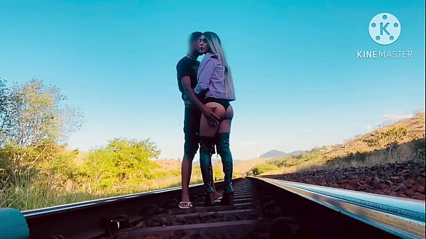 FUDENDO NO TRILHO DO TREM - VIVI SEXYDOLL DANDO O CUZINHO PRO MACHO PAUZUDO 23CM
