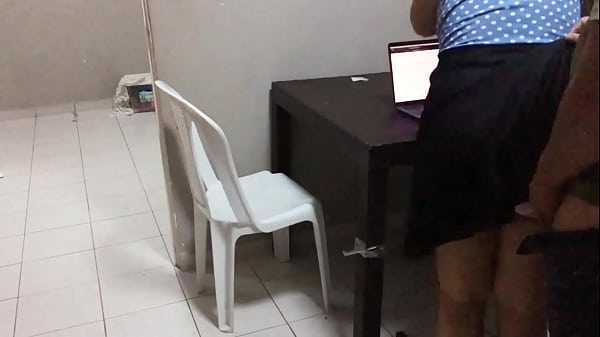Ayudo A Mi Hermanastra A Que Desestrese Ella Tiene Mucha Tarea