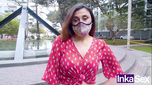 Señora TURISTA COLOMBIANA Pide Ayuda Para Tomarse Fotos Y Es Cogida Por Desconocido