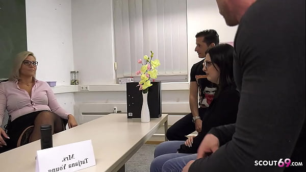 Lehrerin Zeigt Kurvigen Teen Wie Dude Zwei Schwaenze Gleichzeitig Lutscht