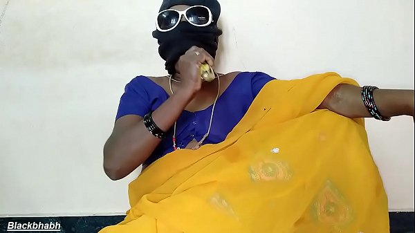 साउथ मल्लू आंटी ने चूत में बड़ा केला लिया