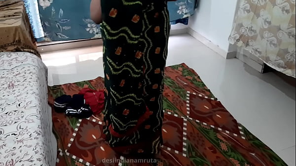 Desi Sultry Smoking Cute Indian Bhabhi Wearing Dark Green Saree