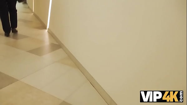 VIP4K. Un Uomo Incontra Il Dolce Zenzero Al Centro Commerciale E La Scopa Per Soldi