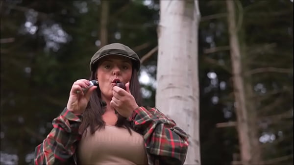 Denise Klarskov Ryger Pibe Og Spiller Fisse Udendørs.