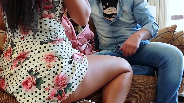 Vendedora De Sex Shop, Além De Vender, Testo Os Produtos Com O Cliente