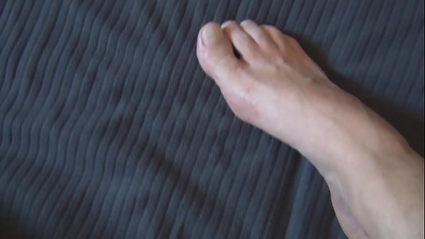 NicoExhib Montre Ses Pieds Nus Et Hot