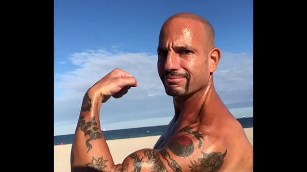 MAXXX LOADZ FLEXING AT THE BEACH