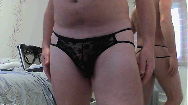 Self-pleasure Dans Une Robe Noire En Dentelle