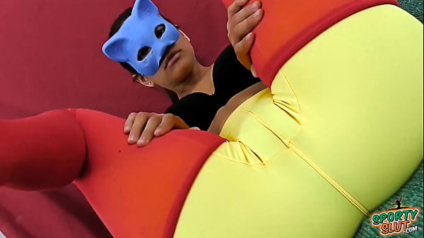 Smoking YogA Chick HUGE CAMELTOE And ENORMOUS SHAPELY BUTT In Spandex