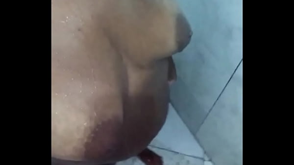 Novinha Preta Mostrando A Buceta No Banho