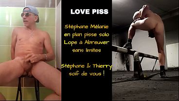 Ce Bâtard Gay Se Pisse Dessus, Avale Est Fait Sur Ses Chiottes !