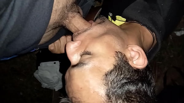Passando Pela Praça Um Macho Ficou Pegando No Pau E Me Chamou, Fui E Mamei Muito, Macho Do Pauzão Cheiroso.