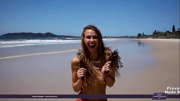 Elly Twat Undressed In The Public Beach