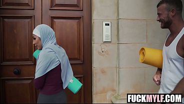 SHY HIJABI STEPMOM Swallows Her Trainer Sahara Knite, Johnny Bravo