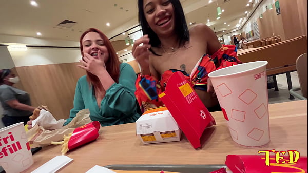 Um Expose De Seios Em Publico Durante Um Lanche - Bibi Tsunami - Graziela Cheiner - Nicole Romanoff