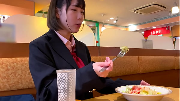 ハメ撮り　おさない顔なのに巨乳JK。制服を着たままSEXがエロい。猫カフェでデートをした後ラブホテルでおじさんとSEX。おっぱいを揉まれて気持ちよさそう。おじさんの巨根をまんこに入れられて絶頂。　https://bit.ly/3u0Pf4K