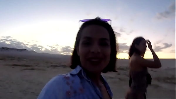 Duas Safadas Na Praia De Nudismo Aprontando Todas - Madam Milf - Pernocas
