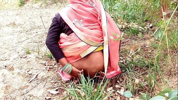 धान लगने गई खेत और सासुर जी ने जबरदस्ती चोद दिया