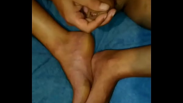 Nicoexhib Nu éjacule Sur Ses Pieds