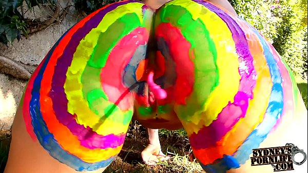 Sizable Butt Babe Wobbling Her Target Cheeks!