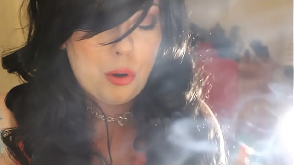 Queen Tina Snua Steamy 2 Cigarettes At Once