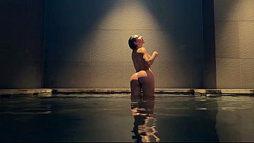 Big-breasted Latina Masturbates In The ONSEN! She Gets Frisky And Rams Her Dude In The Hotel!