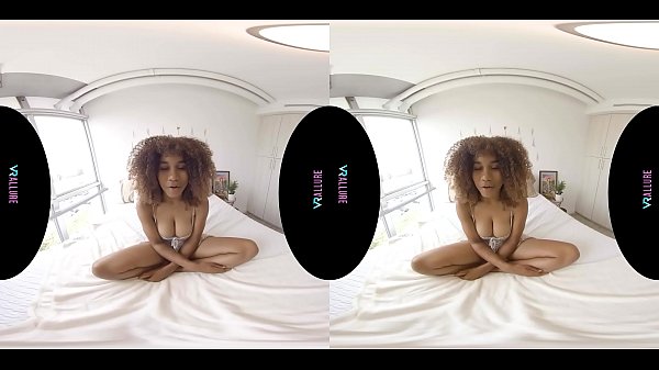 VRALLURE Come Hangout In My Bedroom!