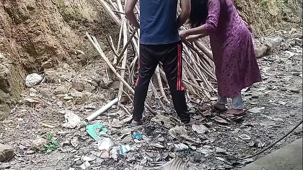 थोड़ी हेल्प के बदले पड़ोसी आंटी ने चुदाई करवाई
