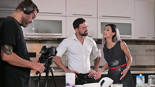 Breathtaking TV Host Veronica Leal Stops Filming To Love A DP Menage GP3105