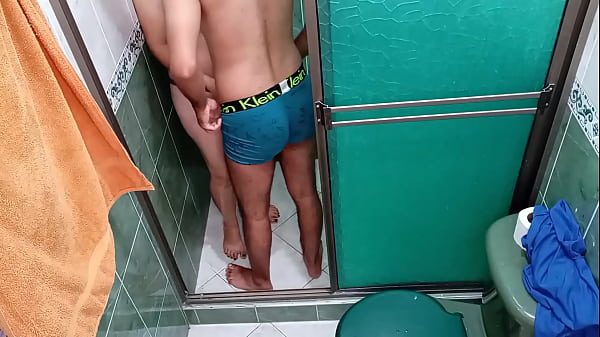 Espio Cuando Esta Tomando Una Ducha: Me Masturbo Viendo Su Rico Culo Apretado Y Termino Follandola Antes Que Nos Pillen