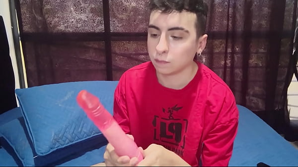 Joven Twink Se Mete Un Dildo Mientras Se Masturba