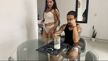 ¡MI HERMANASTRA SE FUE Y SU MEJOR AMIGA LATINA DE CULO GRANDE, ME HIZO UNA MAMADA! - PORNO EN ESPAÑOL