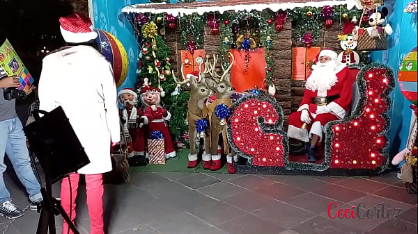 Sexy Stepmom Exhibicionista Celebrando Navidad En Publico