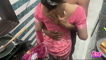 Desi Bhabhi Ki Chudai Jab Wo Kitchen Mein KHANA Bana Rahi Thi...