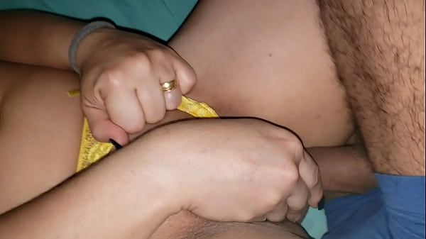 SOCANDO NA BUCETINHA DA MINHA ESPOSA GEMENDO GOSTOSO