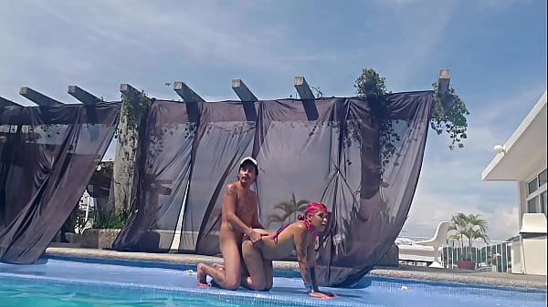 Esto Pasa Cuando Tu Prima No Lleva Traje De Baño Cuando Va A La Alberca