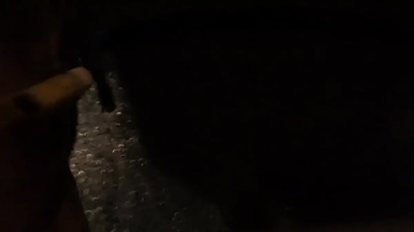 Exhib Devant Voyeurs En Voiture Un Soir De Pluie