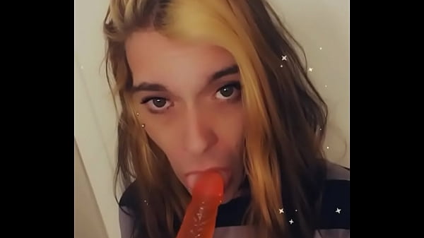 Skinny Jeans Emo Doll Plays With Her Clitty