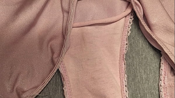 Me La Jalé Y Me Corrí Sobre Los Panties Rosas De Mi Mejor Amiga