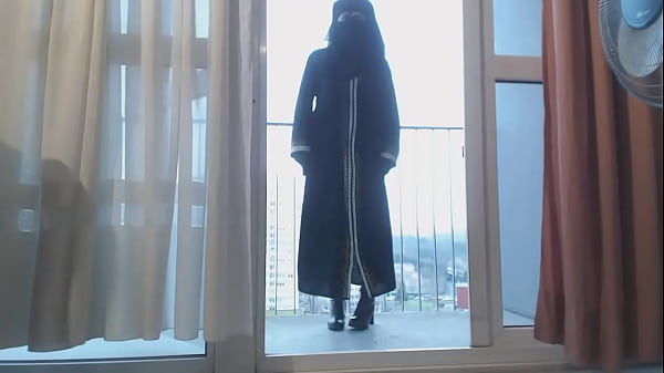 Musulmane Voilée Sort Ses Seins Sur Le Balcon