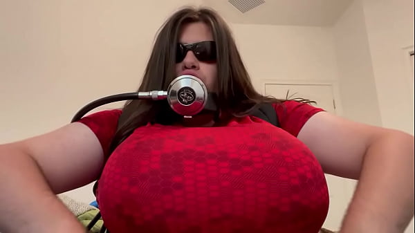 Scuba Crossdresser Out Of Air