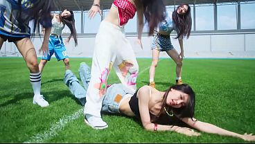 NewJeans Performing Attention